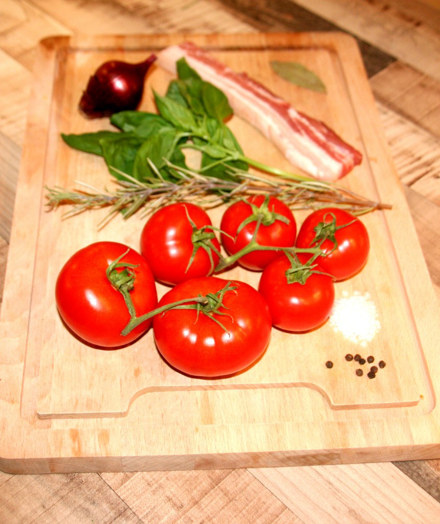 Zutaten: Tomaten, Rosmarin, Basilikum, Speck, Zwiebel, Koblauch, Salz, Pfeffer