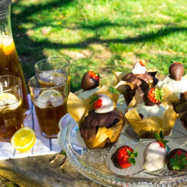 Picknick-Ideen:Schokomuffins-mit-Erdbeeren und Eistee